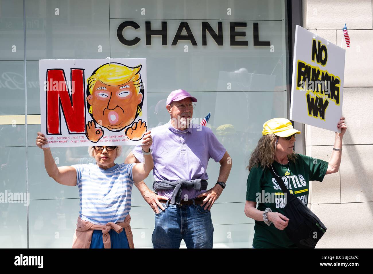 Seattle, Usa. Juni 2025. Demonstranten nehmen am Samstag, den 14. Juni, in Seattle, Washington State, USA, an einem „No Kings“-Protest Teil. 2025. (AAP Image/Lukas Coch) KEIN ARCHIVIERUNGSNACHWEIS: Australian Associated Press/Alamy Live News Stockfoto