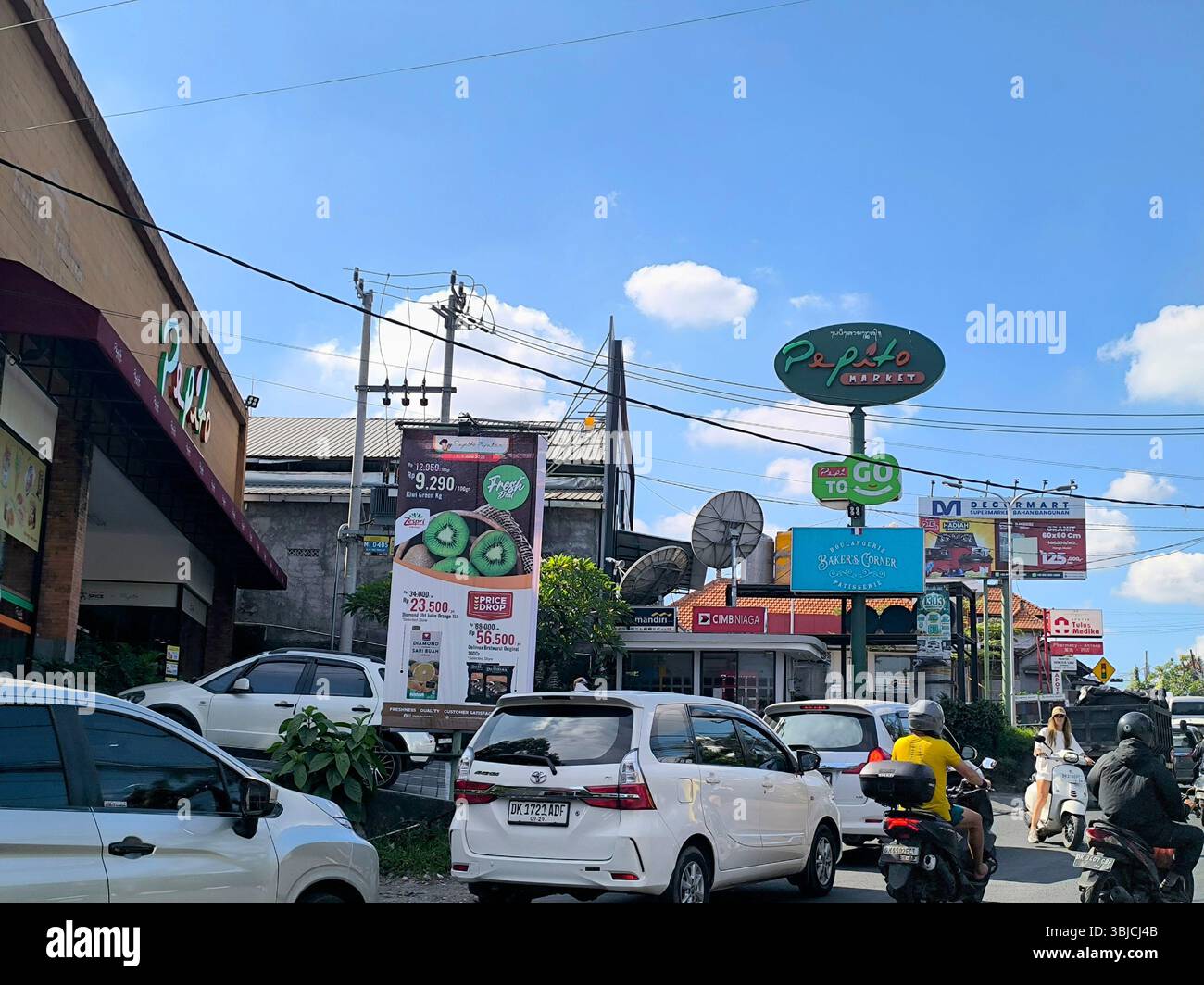 JL raya Canggu, Canggu, Bali, Indonesien, 4. Juni, 2025: Pepito-Supermarkt mit Hochhausschild, der Verkehr davor ist mit Autos und Motorbiken voll Stockfoto