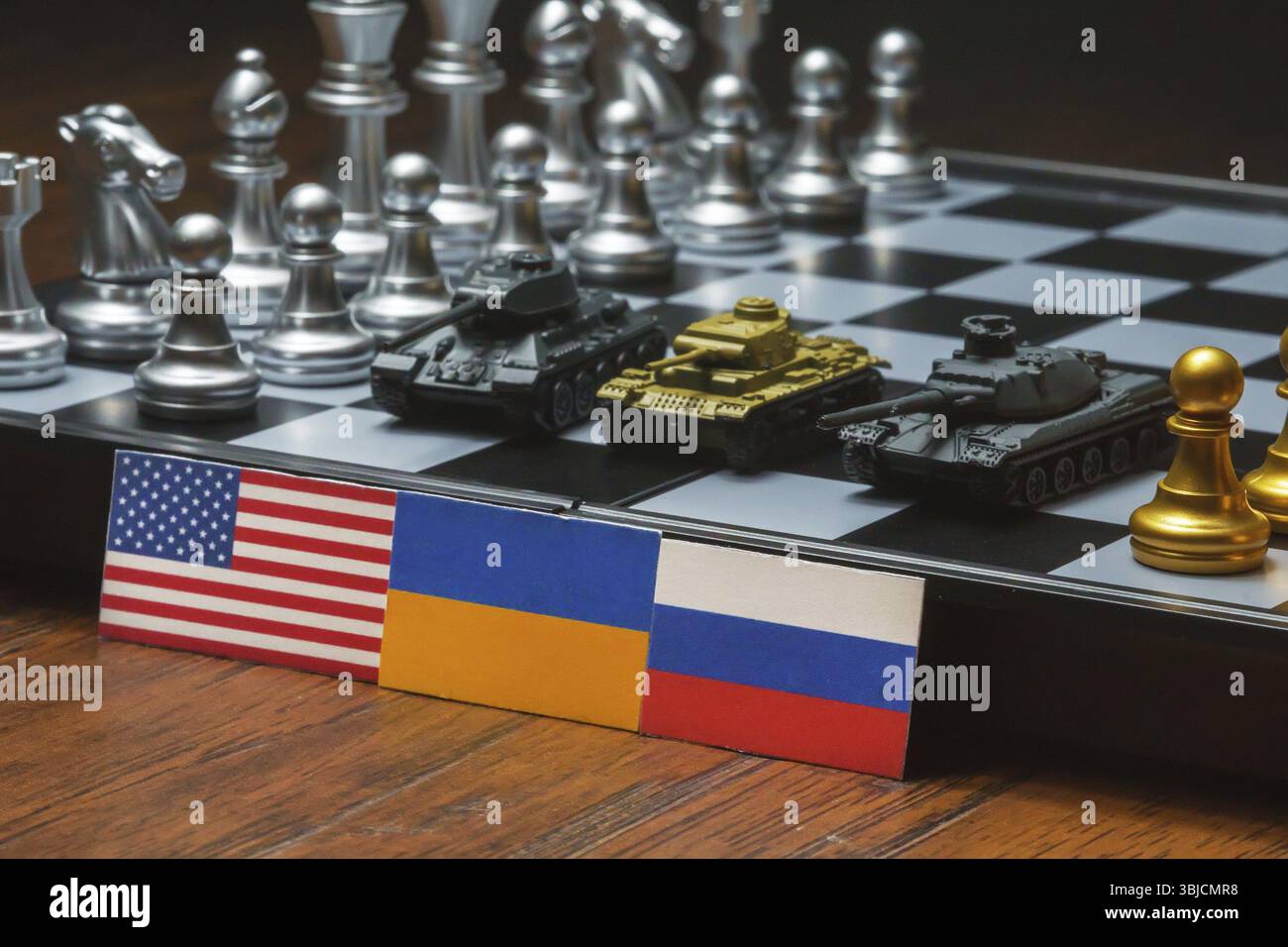 Schachbrettspiel. Politischer Konflikt zwischen den Vereinigten Staaten, Russland und der Ukraine Stockfoto