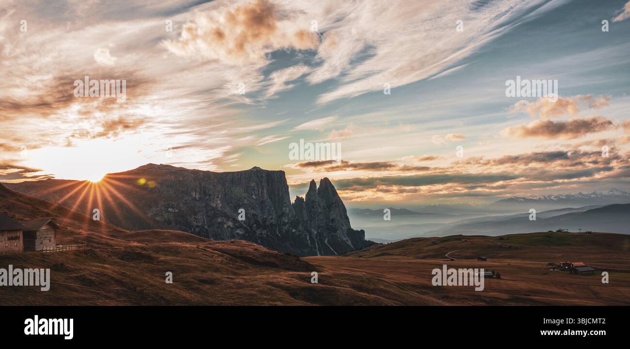 Panoramablick auf den Schlern, einen Berg in den Südtiroler Dolomiten in Italien Stockfoto