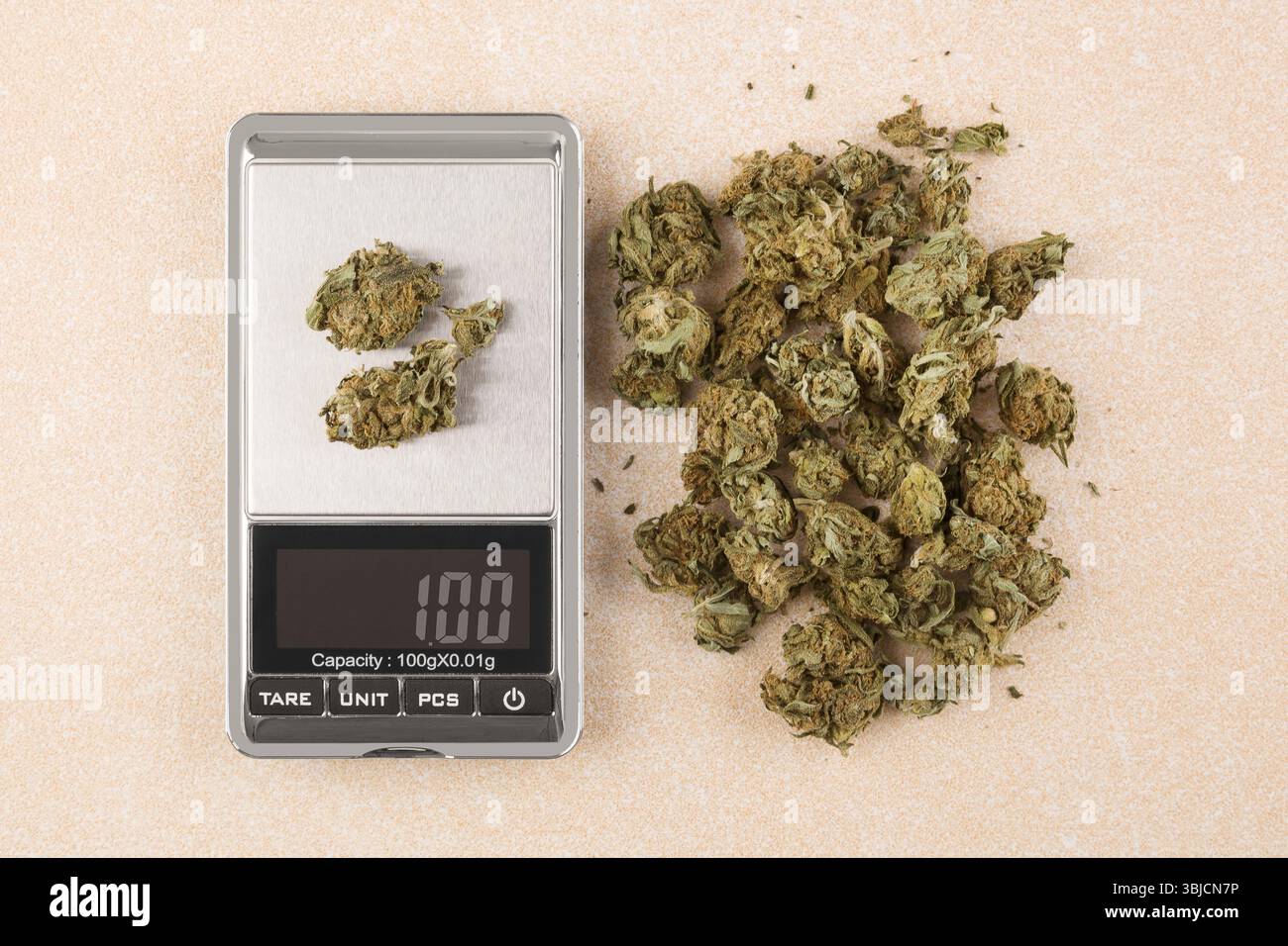 Marihuana-Knospen und digitale Skala von oben Stockfoto