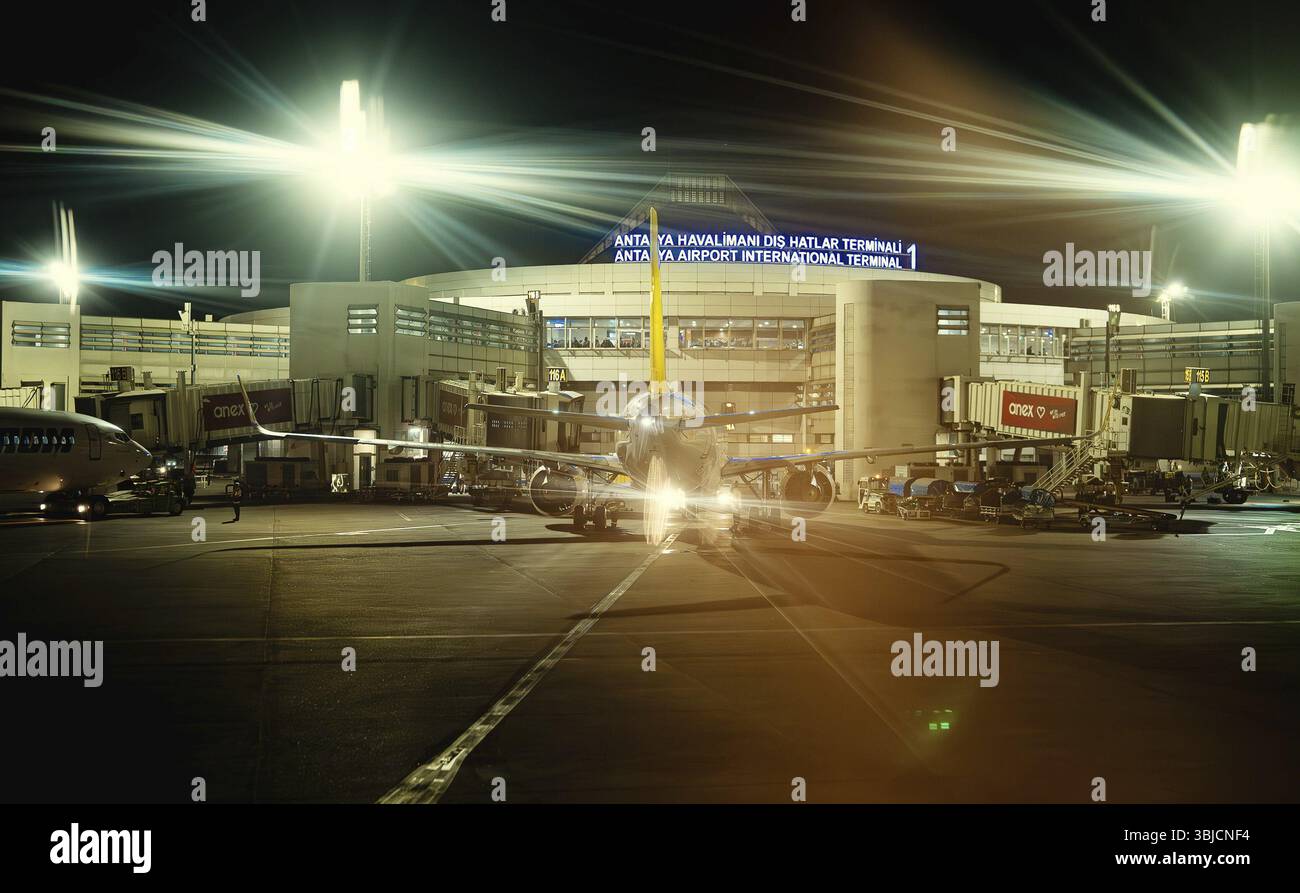 Antalya, Tuerkei - 14.06.2024: Flugzeuge auf dem Nachtflughafen von Antalya. Redaktionelle Verwendung Stockfoto