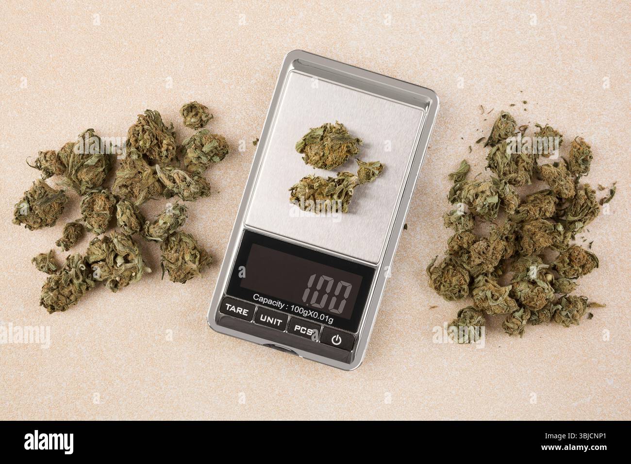Cannabisknospen auf digitaler Skala von oben Stockfoto