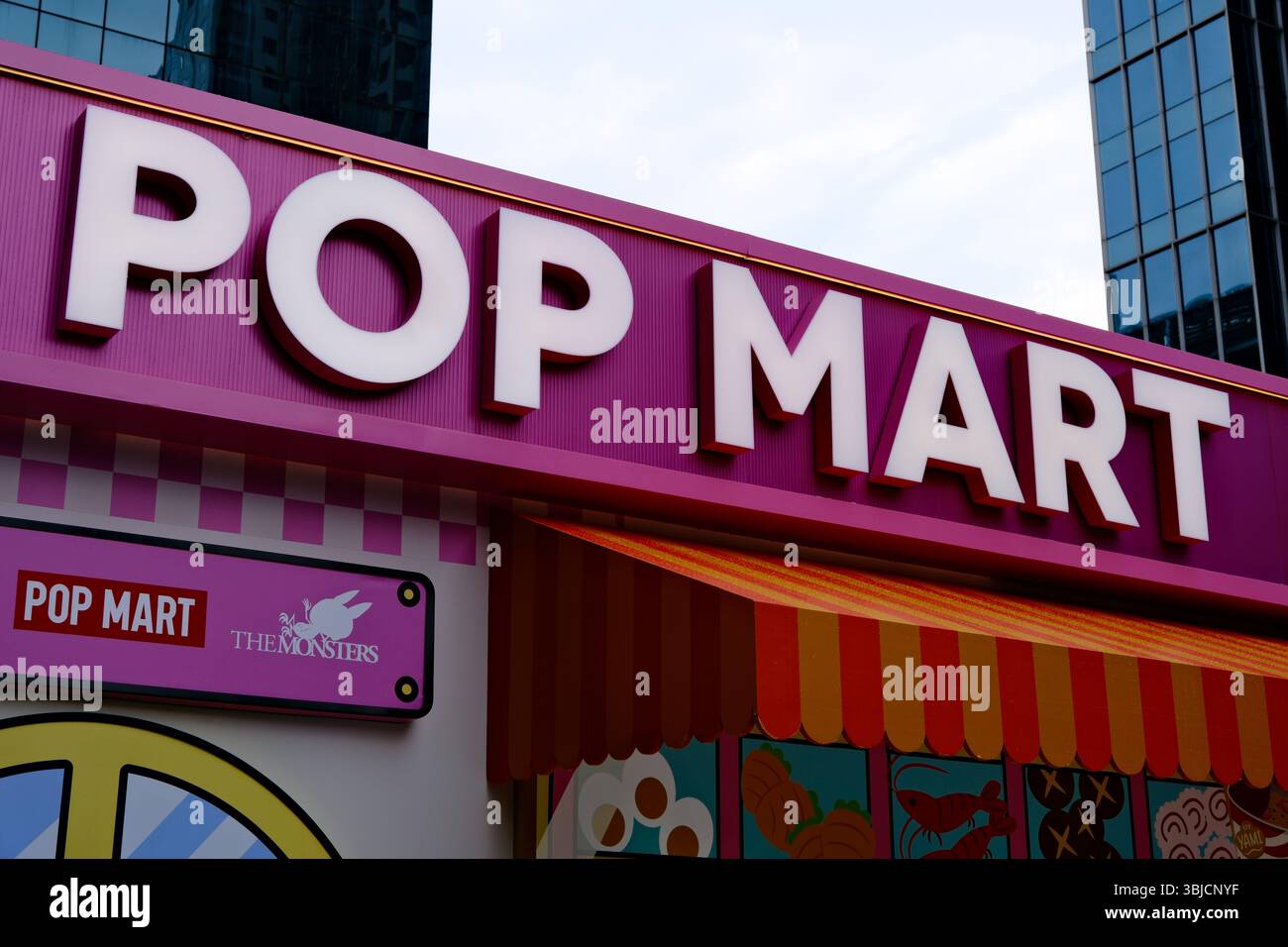 Shanghai, China - 14. Juni 2025: Logo der Marke POP MART im Laden Stockfoto