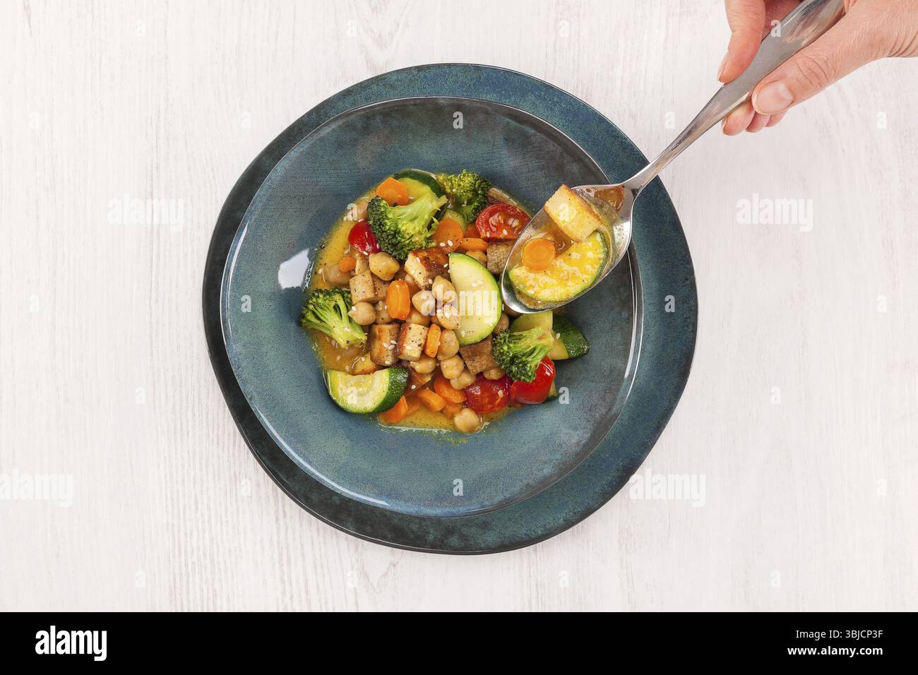 Köstliches Gemüse-Curry auf Teller, Blick von oben Stockfoto
