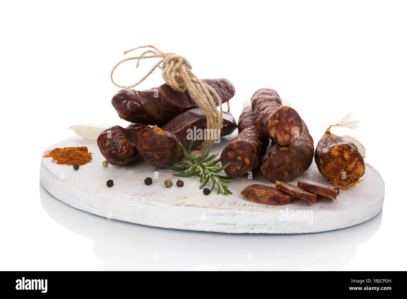 Traditionelle Fleischwurst Hintergrund. Würstchen isoliert auf weißem Hintergrund. Kulinarisches Fleischessen Stockfoto