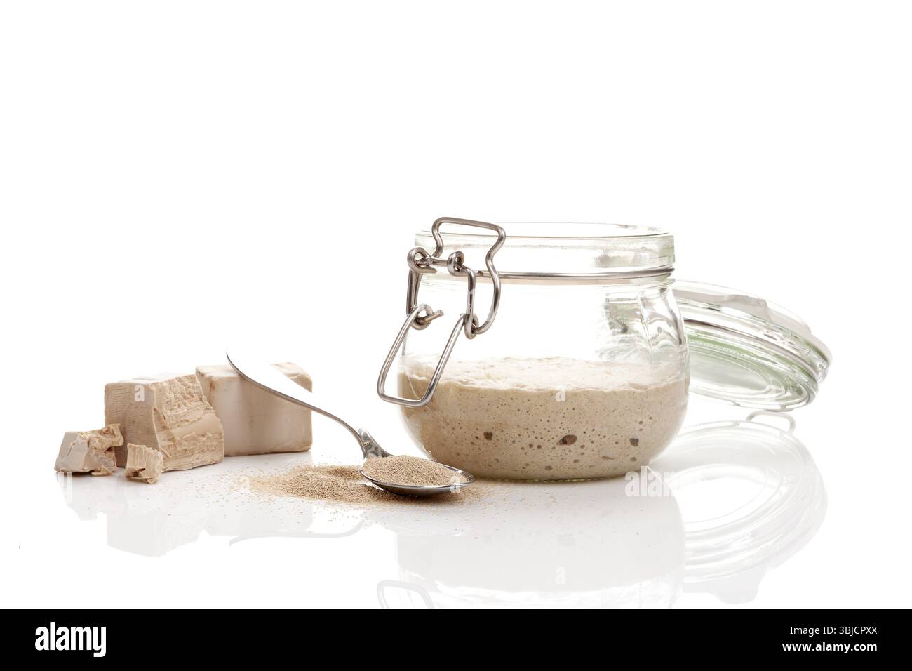 Verschiedene Hefetypen. Frisch gepresste, trockene Instanthefe und Aktivweizen-Sauerteig-Starter (Wildhefe) isoliert auf weißem Hintergrund Stockfoto