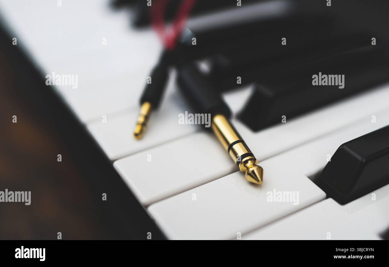 Zwei Kopfhörerbuchsen an der Musical-Tastatur Stockfoto