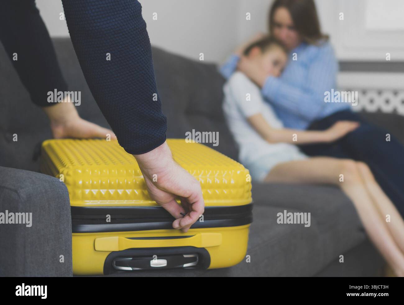 Streit in der Familie. Vater packt seine Kleider und geht Stockfoto