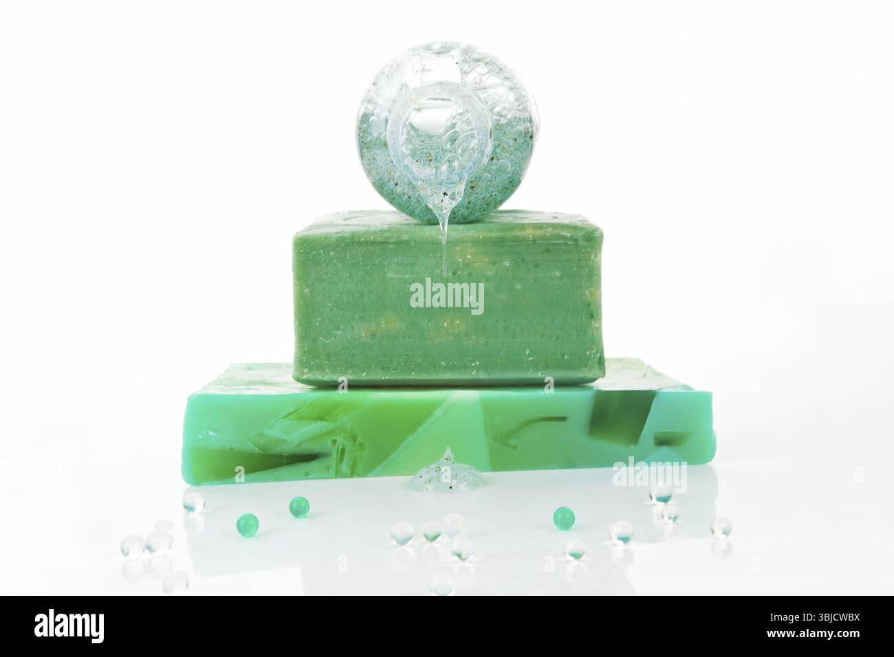 Wellness-Hintergrund. Organische Seifenstangen und Duschgel isoliert auf weißem Hintergrund Stockfoto