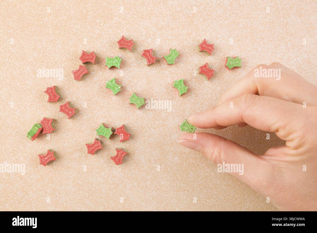 Ecstasy-Pille in weiblicher Hand. MDMA-assistierte psychedelische Therapie Stockfoto