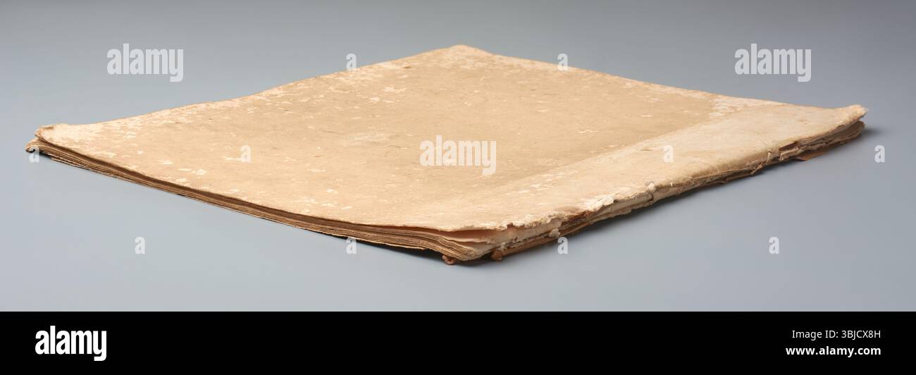 Altes verblasstes oder versehrtes beiges Taschenbuch dünnes Buch isolierter grauer Hintergrund, Verschleiß an Kanten, zerkratzt und abblättert vom Papier Stockfoto