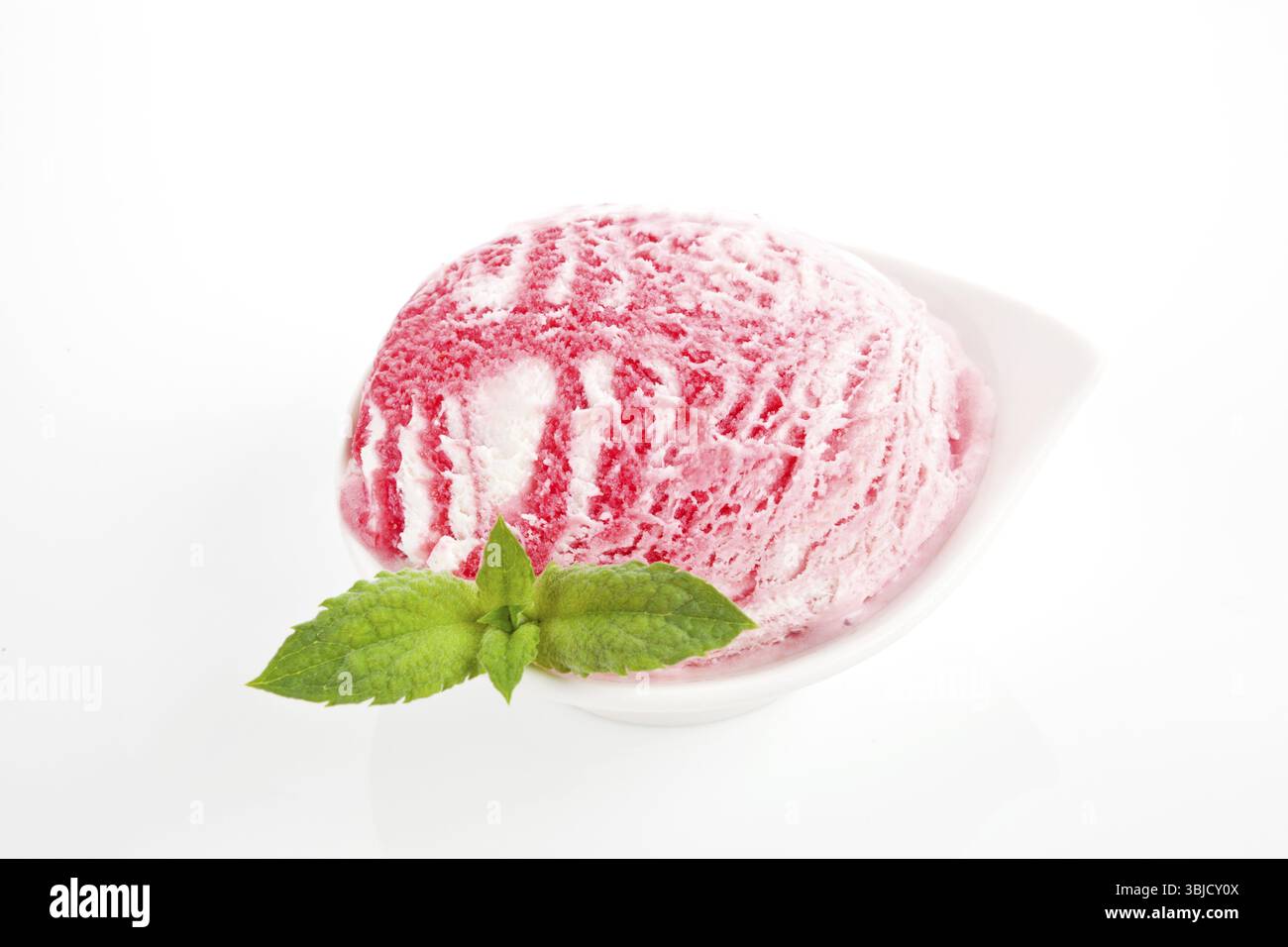 Kirsch-Eiskugel mit Minzblatt isoliert auf weißem Hintergrund Stockfoto
