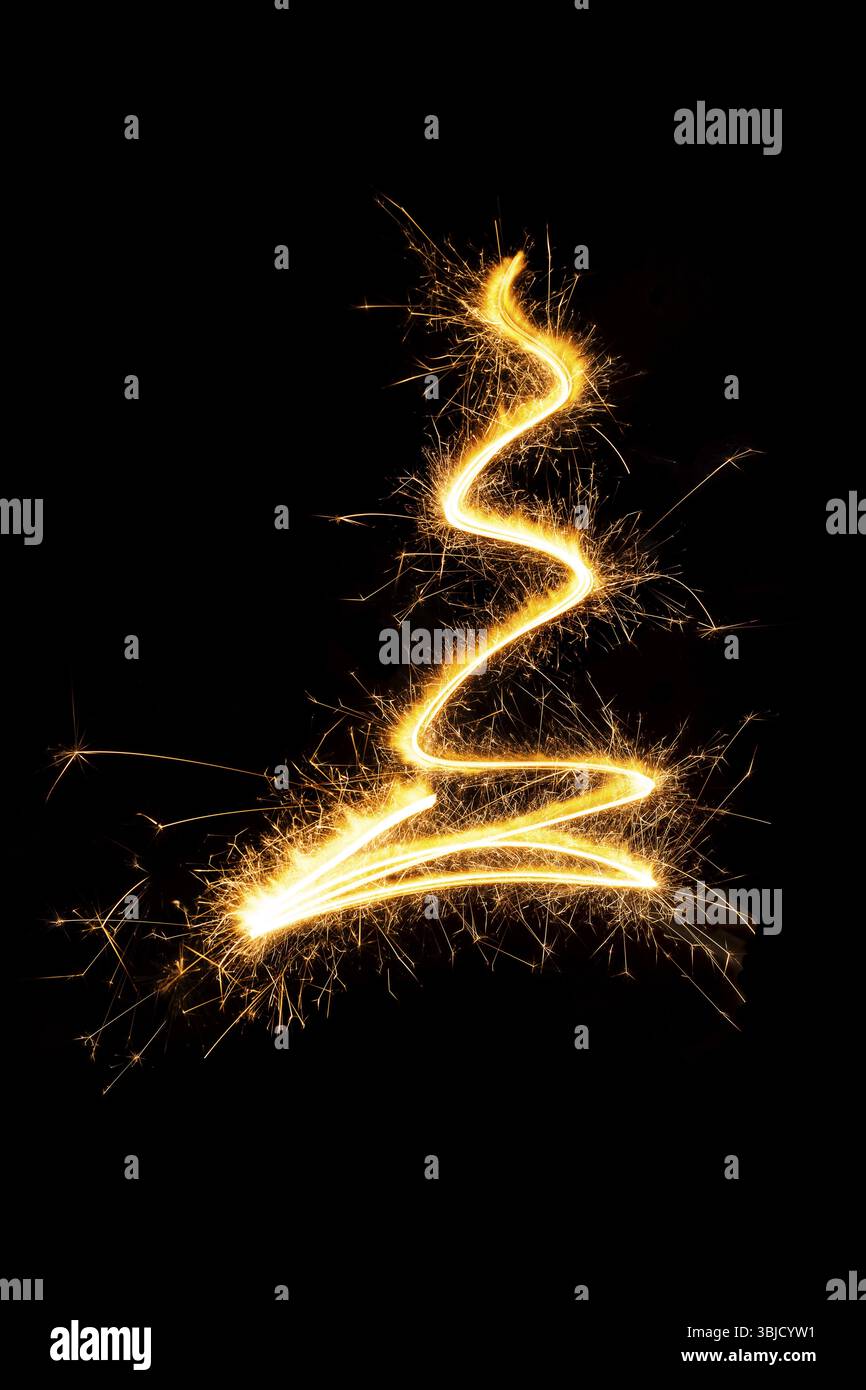 Funkelnder abstrakter weihnachtsbaum isoliert auf schwarzem Hintergrund. Moderne weihnachtskarte im minimalen Stil Stockfoto