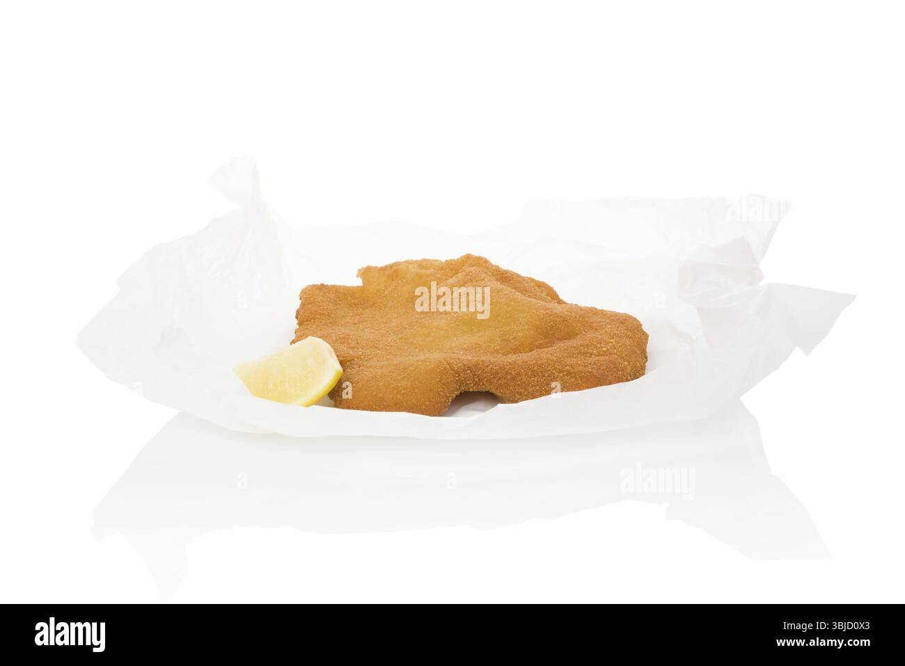 Köstliches wiener Schnitzel auf Backpapier isoliert auf weißem Hintergrund. Frische, moderne Bildsprache. Kulinarische Kunst Stockfoto