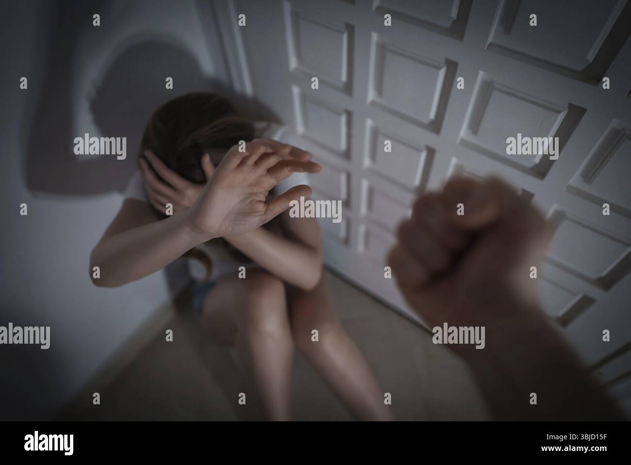 Mann schlaegt die Frau mit der Faust. Opfer von häuslicher Gewalt Stockfoto