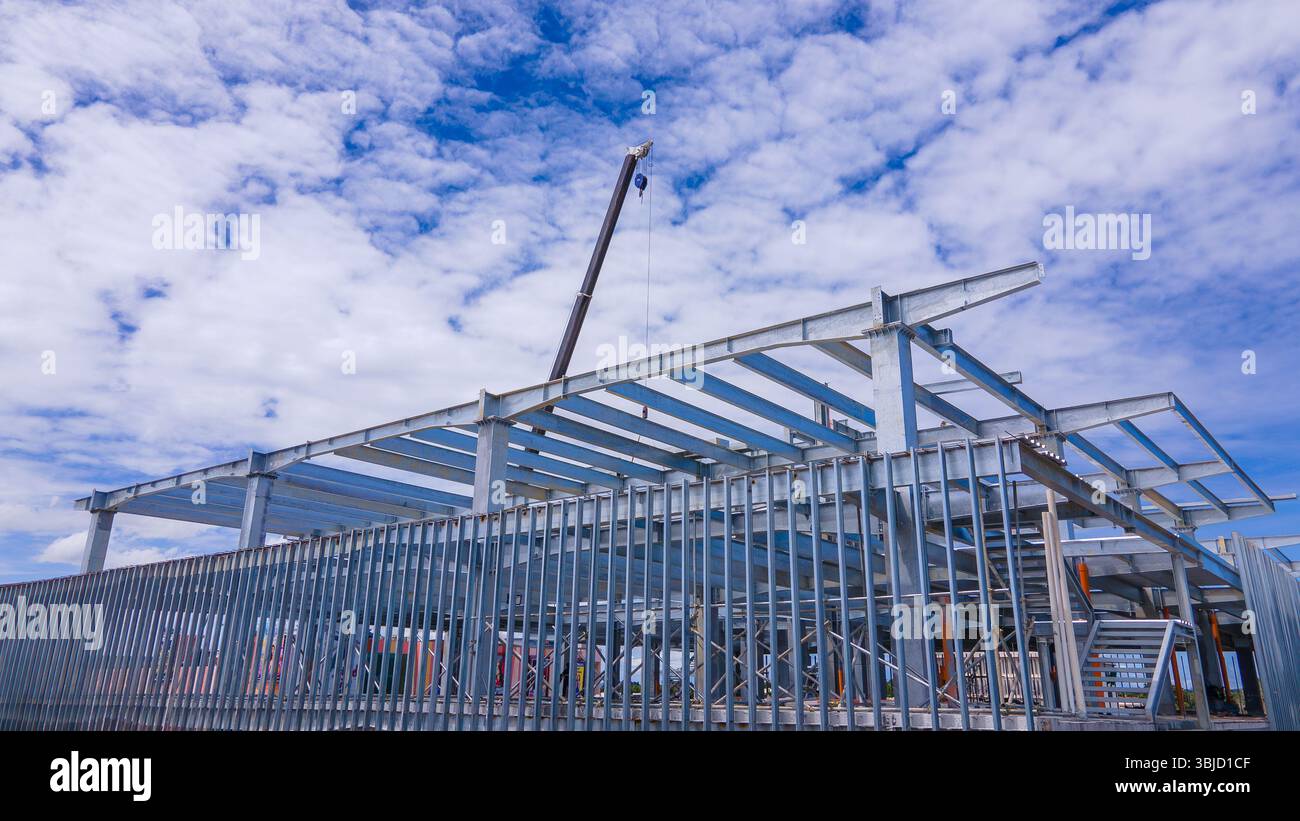 Stahlrahmen eines neuen Geschäftsgebäudes im Bau Stockfoto