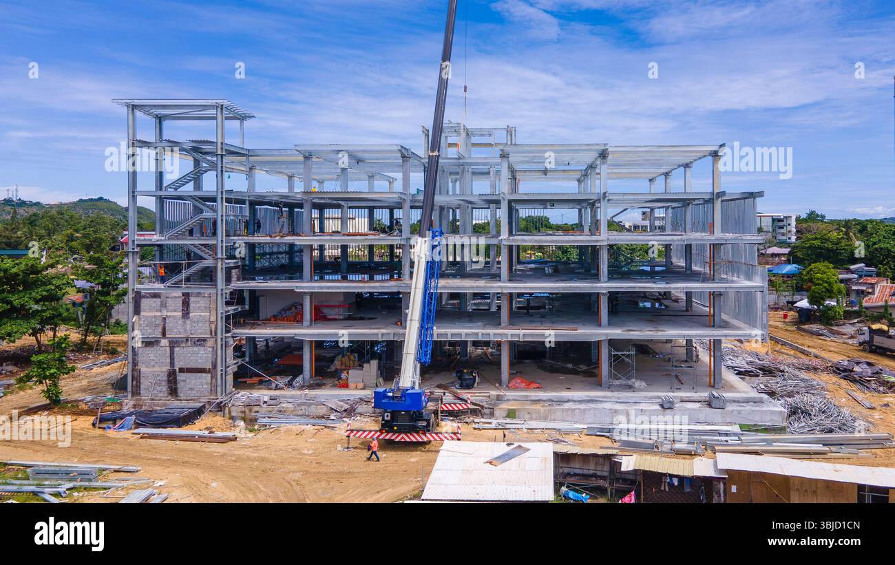 Baukran und Stahlrahmen eines im Bau befindlichen neuen Gewerbegebäudes Stockfoto