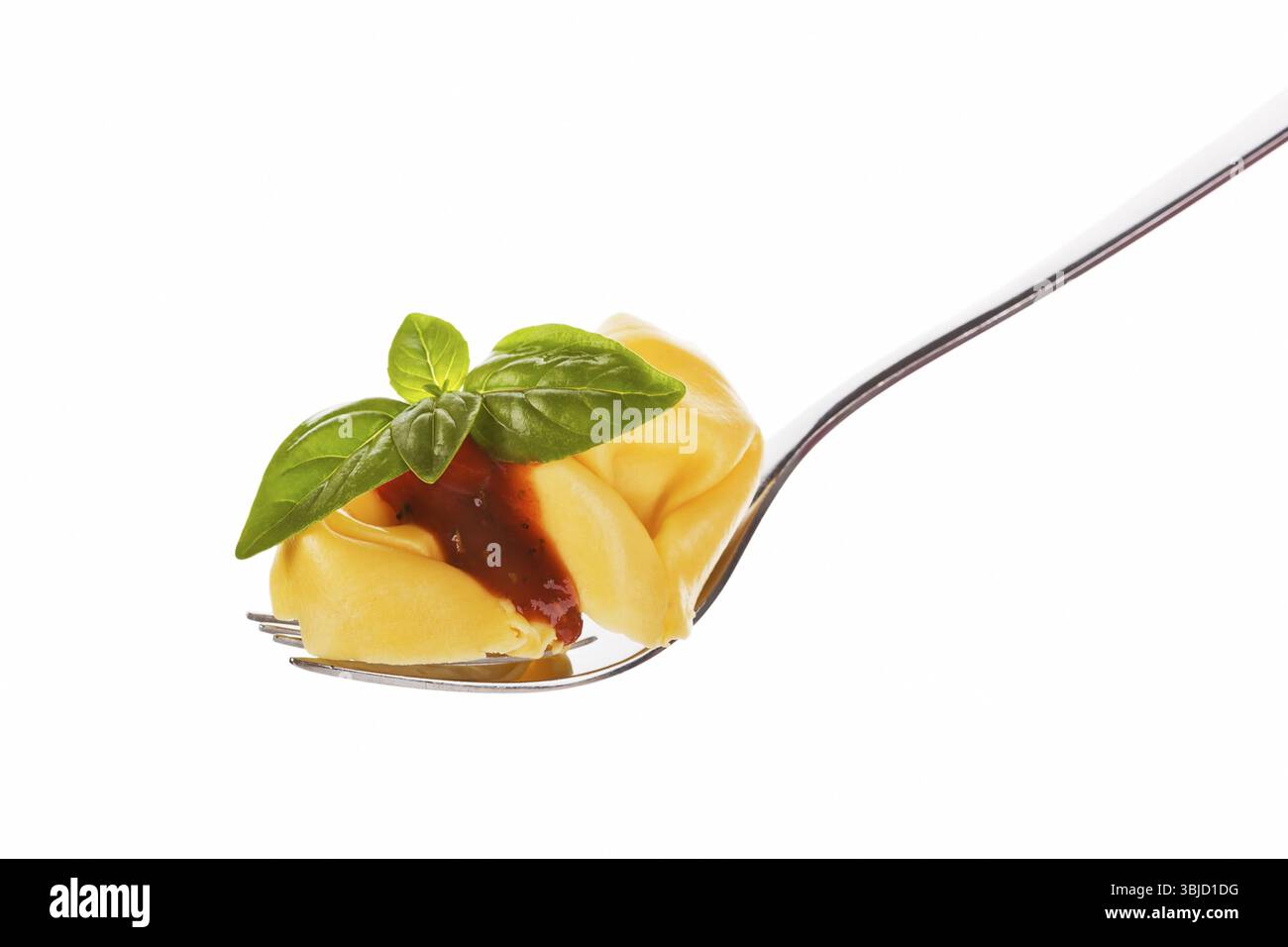 Tortellini mit Tomatensauce und Basilikumblatt auf Gabel isoliert auf weißem Hintergrund Stockfoto