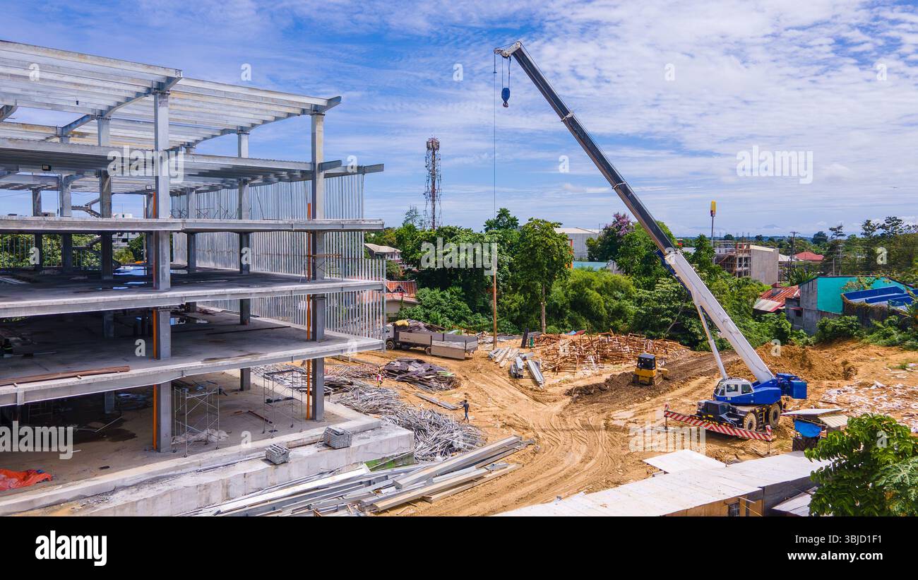 Baukran und Stahlrahmen eines im Bau befindlichen neuen Gewerbegebäudes Stockfoto