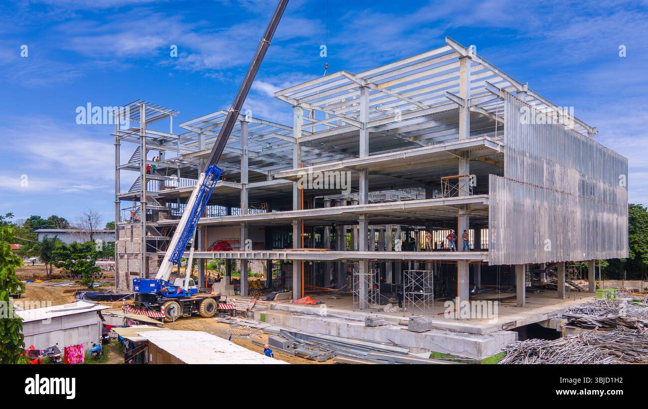 Baukran und Stahlrahmen eines im Bau befindlichen neuen Gewerbegebäudes Stockfoto