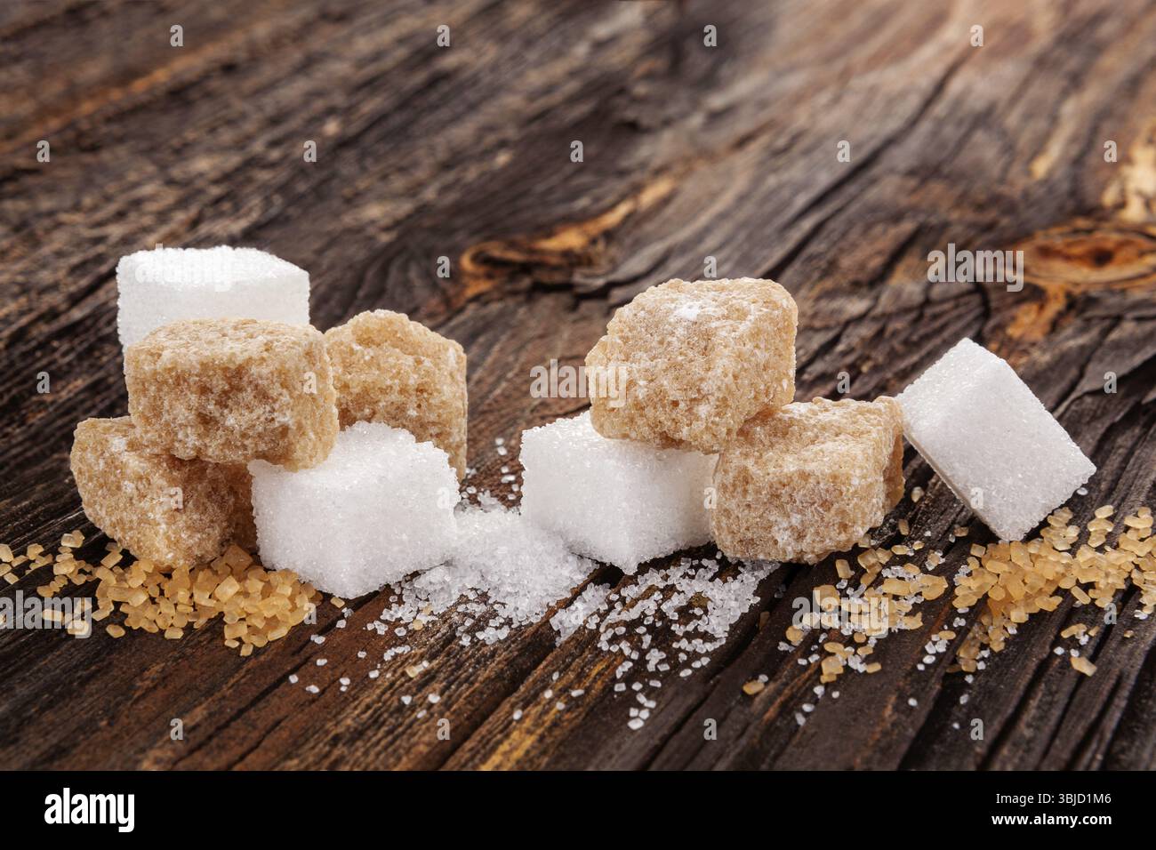 Verschiedene Arten von Kristallzuckerwürfeln Holztisch Stockfoto