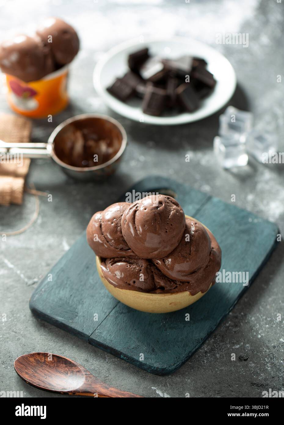 Schokoladenmilcheis im Sommer. Stockfoto