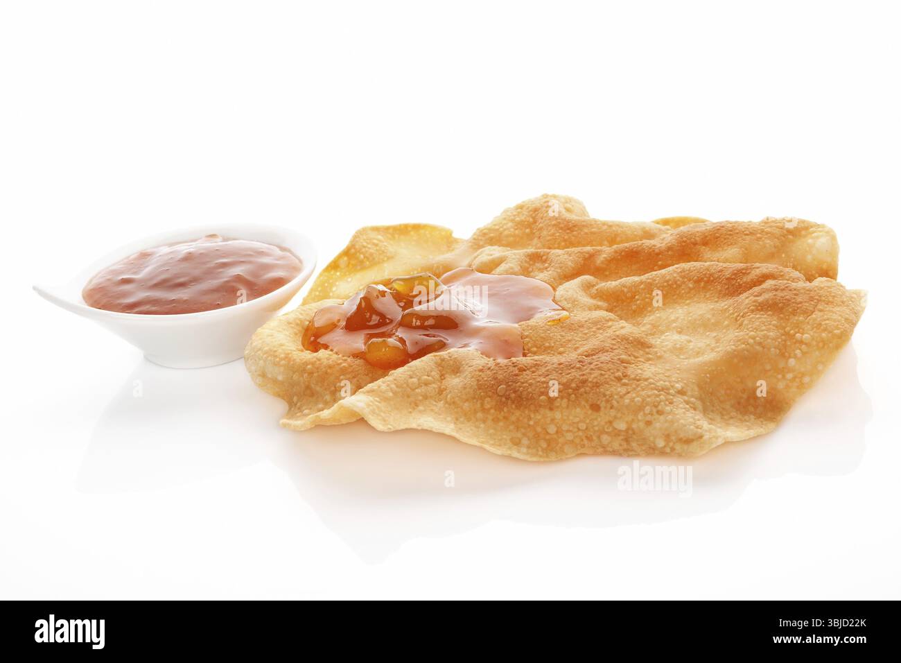 Papadum mit köstlichem Chutney isoliert auf weißem Hintergrund. Kulinarische indische Küche Stockfoto