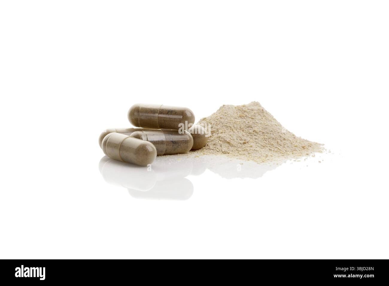 Haufen gotu-Kola-Pulver mit Gelkapseln für gesunde Nahrungsergänzungsmittel. Isoliert auf weißem Hintergrund. Heilpflanze Stockfoto