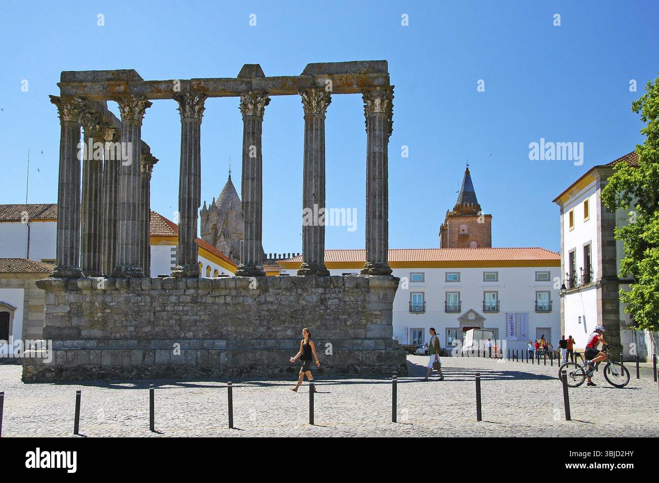 Das überraschendste Gebäude in Evora: Der Diana-Tempel aus dem 2./3. Jahrhundert. Er ist der am besten erhaltene römische Tempel auf der Iberischen Halbinsel. Die Stockfoto