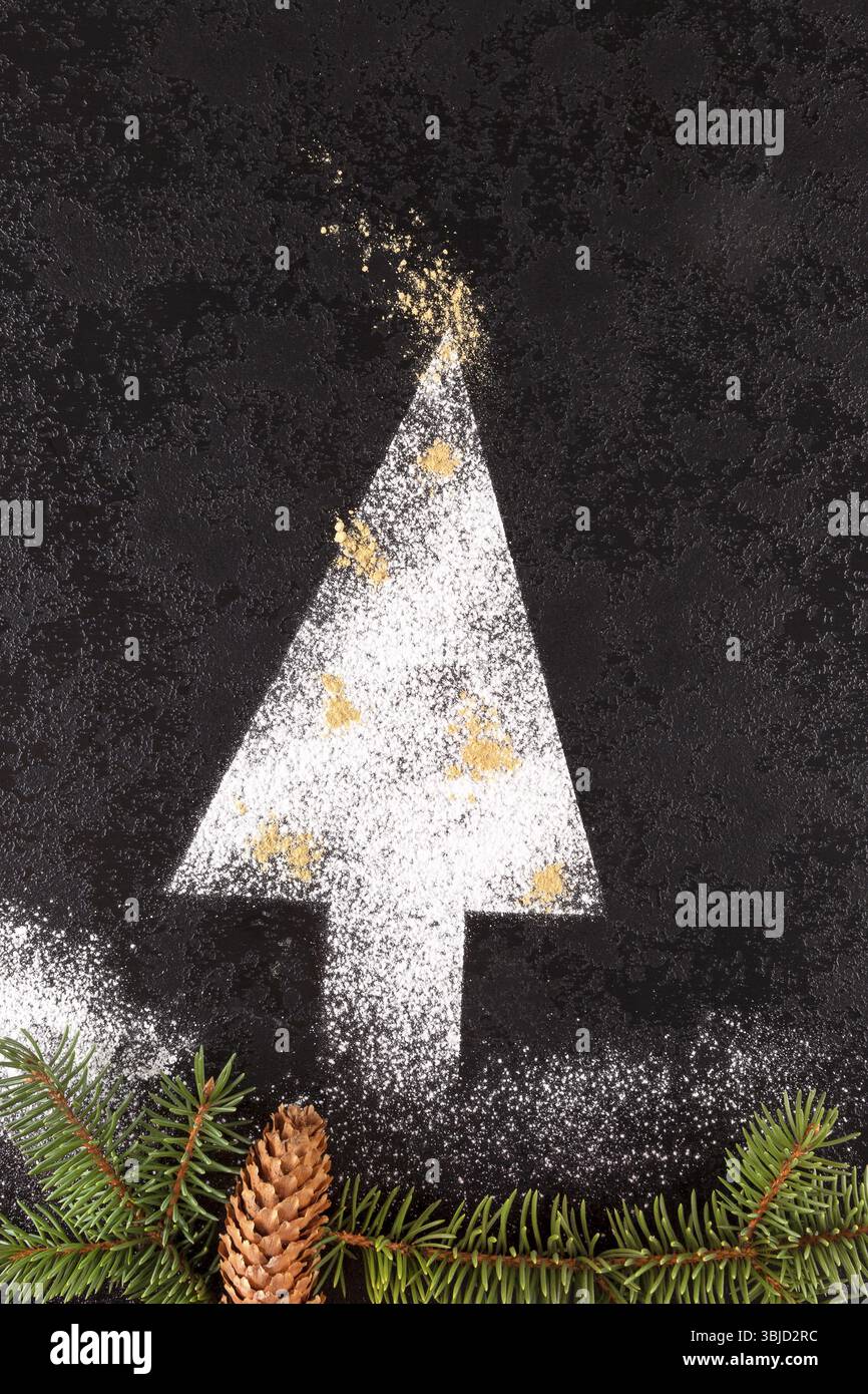 Puderzucker-Weihnachtsbaum mit Kiefernzweig und Kegel auf dunkler Oberfläche von oben Stockfoto