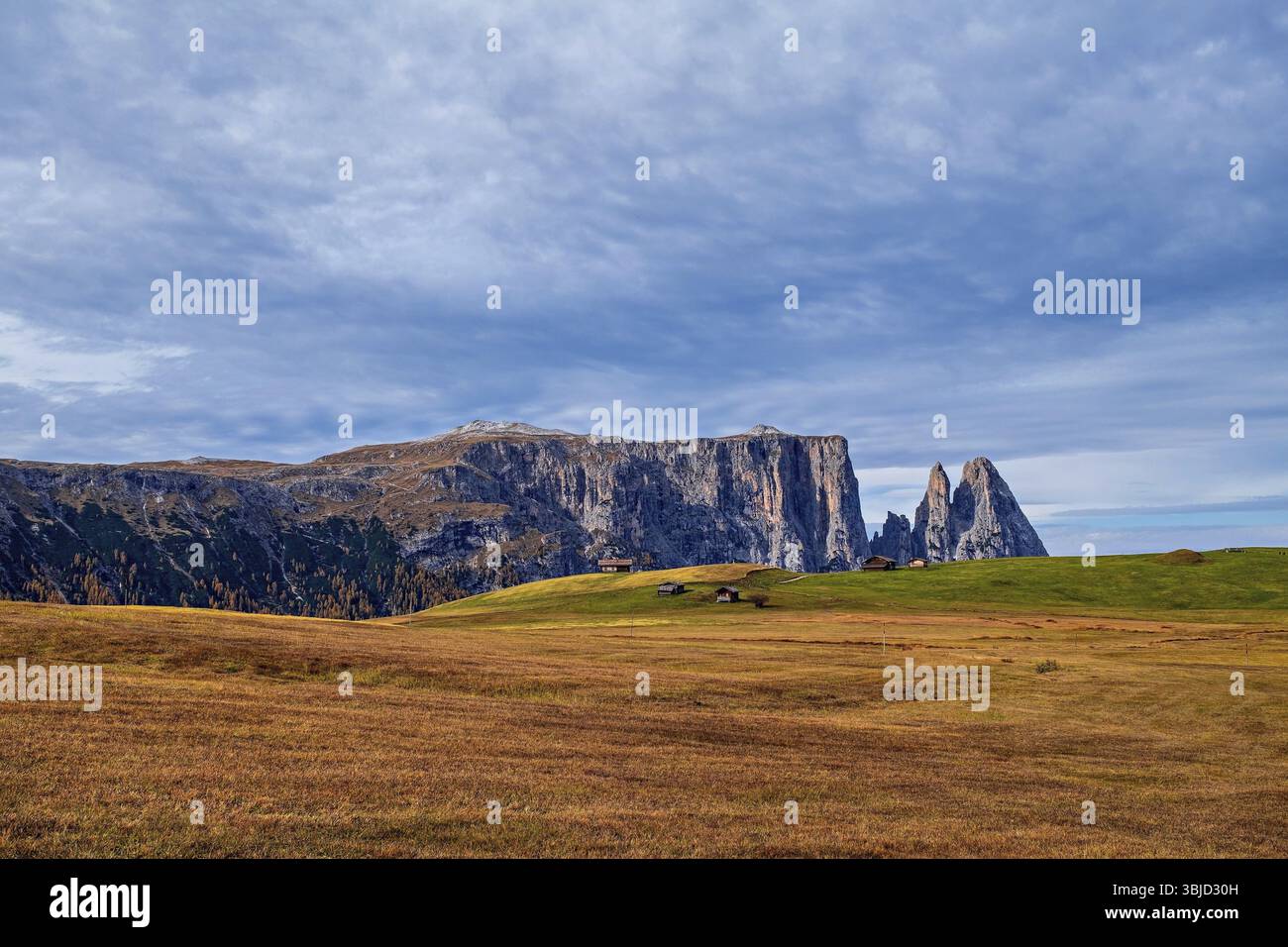 Panoramablick auf den Schlern, einen Berg in den Südtiroler Dolomiten in Italien Stockfoto