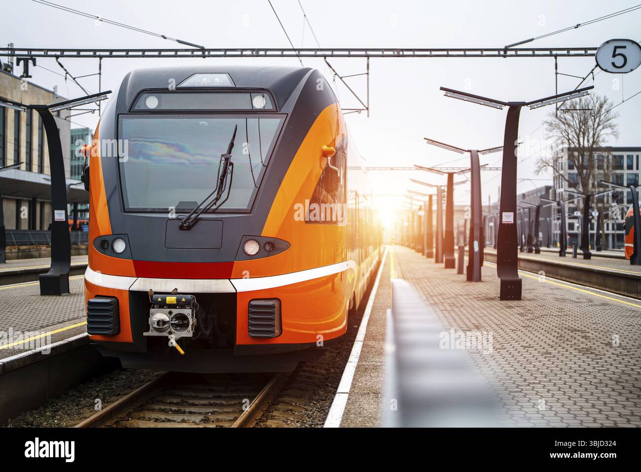 Moderner nationaler estnischer Schienenverkehr am Hauptbahnhof Stockfoto