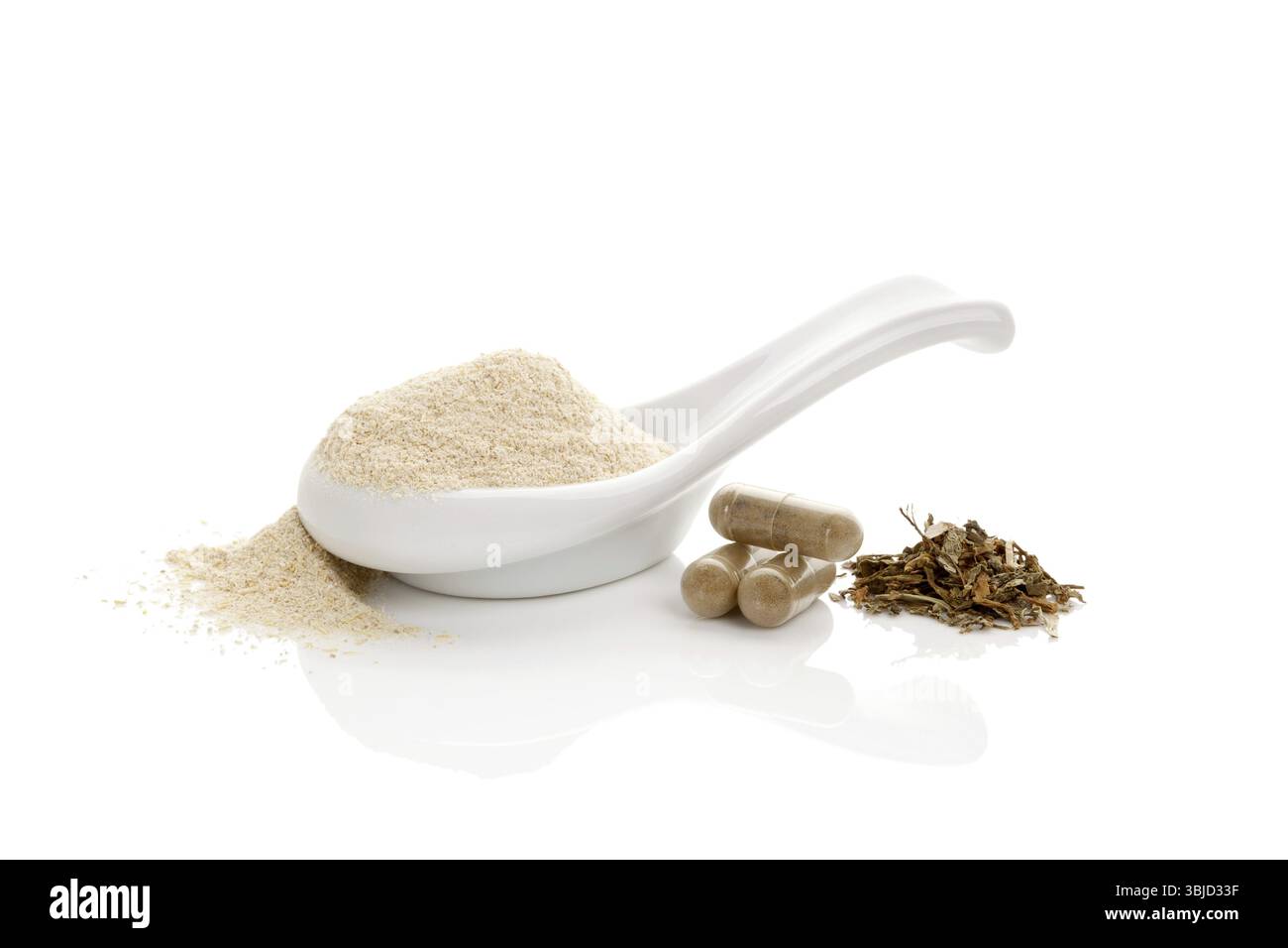Gotu Kola. Kräuterkapsel und Grüner Asiatischer Pennykraut. Gotu-Kola-Pulver, trockene Blätter und Pulver isoliert auf weißem Hintergrund. Nahrungsergänzungsmittel, na Stockfoto