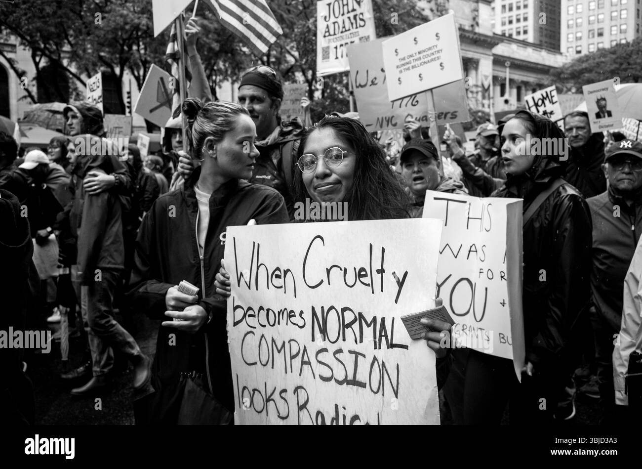 New York, New York, USA. Juni 2025. Demonstranten treffen sich und marschieren entlang der 5th Avenue, Teilnahme am No Kings National Day of Action und Massenmobilisierung in New York. Die Demonstranten marschieren 20 Blocks südlich von der New York Public Library zum Madison Square Park und protestieren gegen „zunehmende autoritäre Exzesse und Korruption durch Trump und seine Verbündeten. (Kreditbild: © Brian Branch Price/ZUMA Press Wire) NUR REDAKTIONELLE VERWENDUNG! Nicht für kommerzielle ZWECKE! Stockfoto