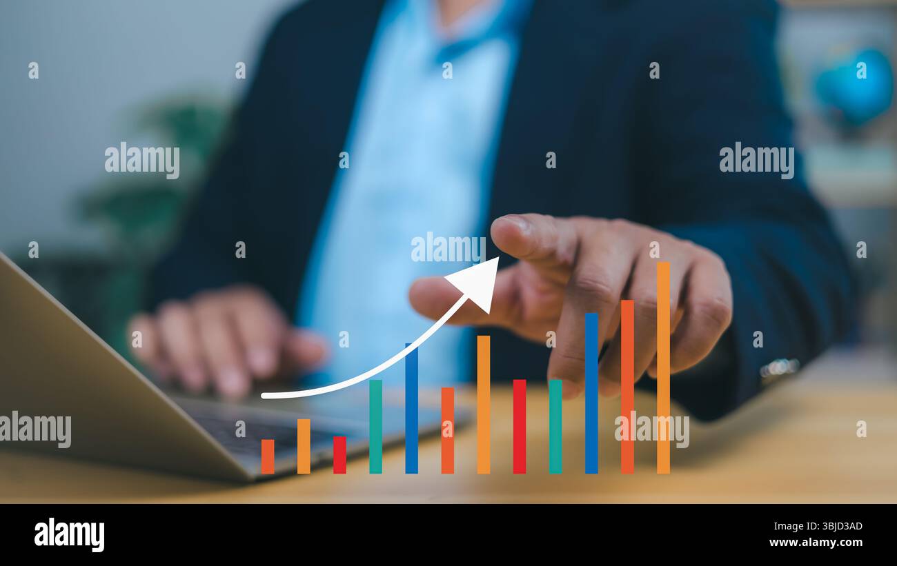 Die Hand der Person zeigt auf ein nach oben zeigendes Balkendiagramm mit einem weißen Pfeil, das ein positives Geschäftswachstum, einen finanziellen Erfolg und einen zunehmenden tren-Markt symbolisiert Stockfoto