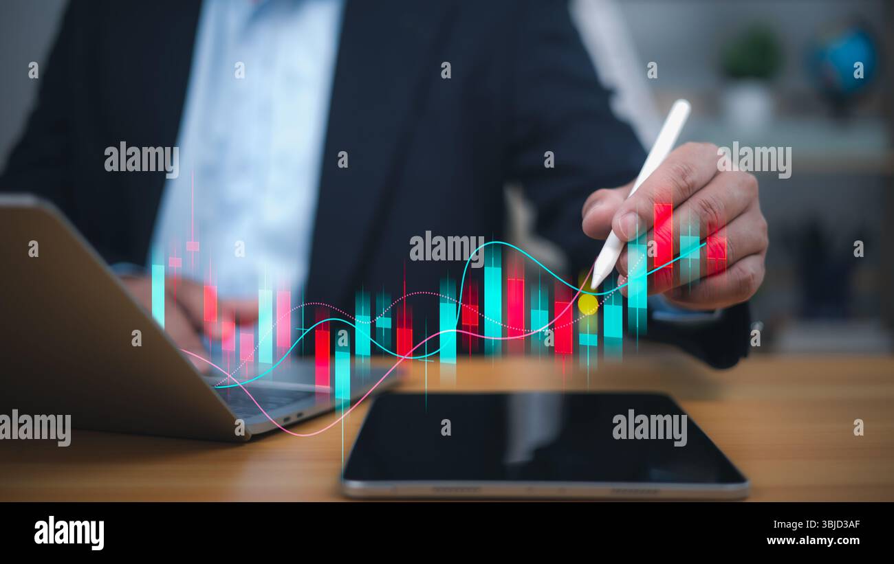 Ein Geschäftsmann verwendet einen Stift, um ein dynamisches, schwankendes Finanzdiagramm mit roten und blauen Balken zu analysieren, das die Anlageanalyse und die Börse-tr symbolisiert Stockfoto