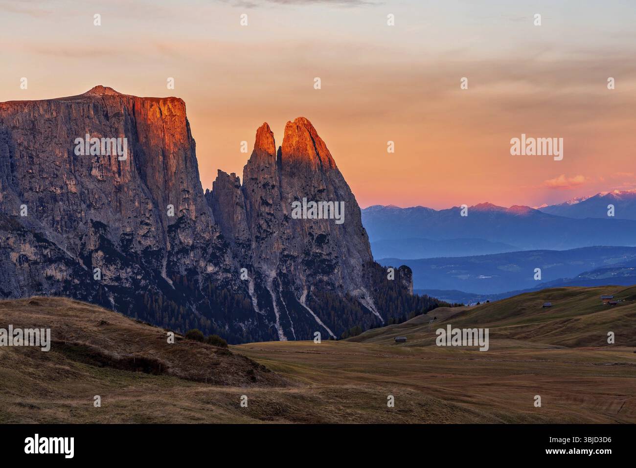 Panoramablick auf den Schlern, einen Berg in den Südtiroler Dolomiten in Italien Stockfoto