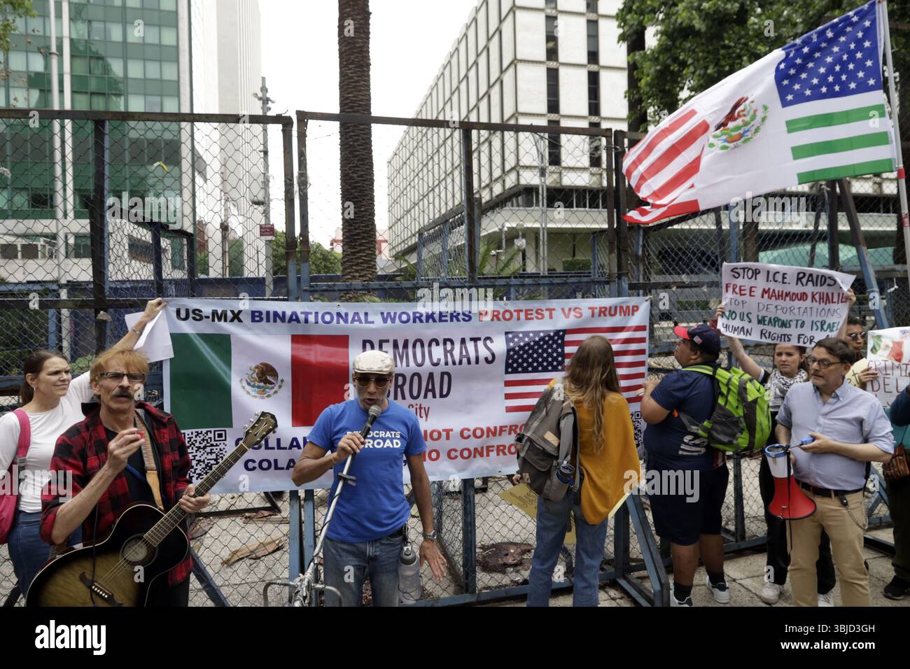 Nicht exklusiv: US-Bürger der Demokratischen Partei nehmen an einer Demonstration mit dem Namen „No Kings“ gegen die Einwanderungspolitik der US-Regierung Teil Stockfoto