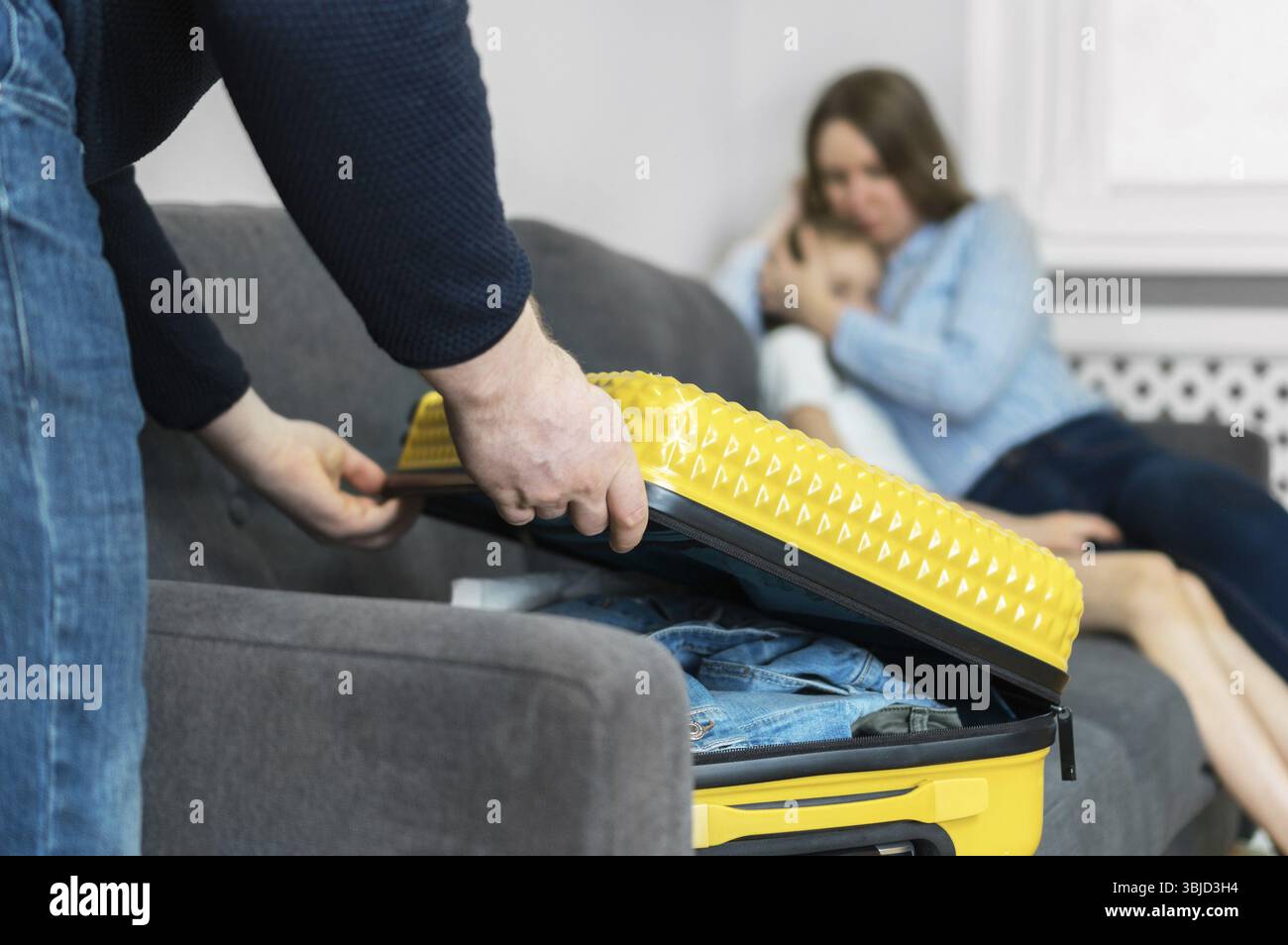 Streit in der Familie. Vater packt seine Kleider und geht Stockfoto