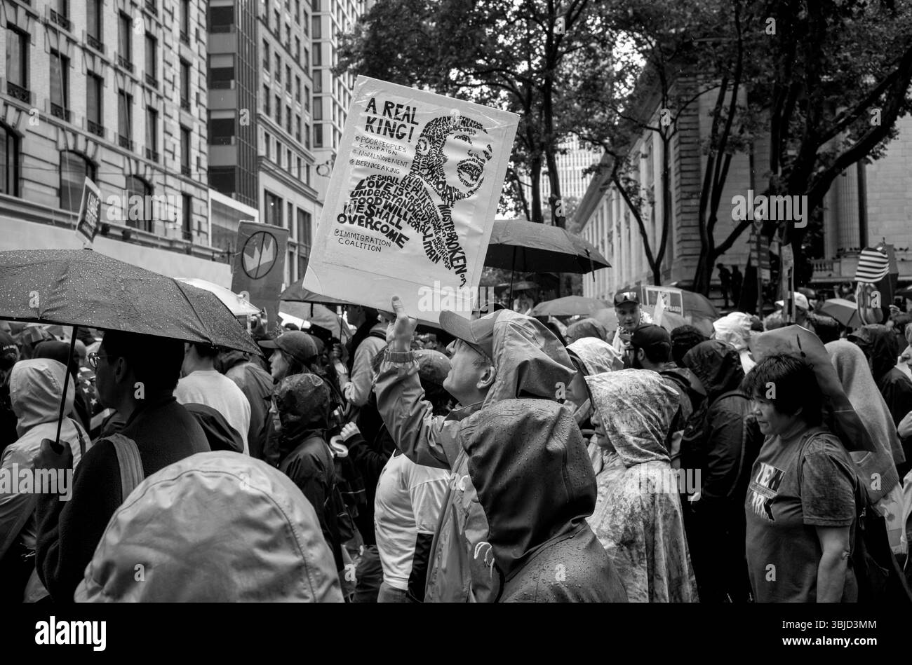 New York, New York, USA. Juni 2025. Demonstranten treffen sich und marschieren entlang der 5th Avenue, Teilnahme am No Kings National Day of Action und Massenmobilisierung in New York. Die Demonstranten marschieren 20 Blocks südlich von der New York Public Library zum Madison Square Park und protestieren gegen „zunehmende autoritäre Exzesse und Korruption durch Trump und seine Verbündeten. (Kreditbild: © Brian Branch Price/ZUMA Press Wire) NUR REDAKTIONELLE VERWENDUNG! Nicht für kommerzielle ZWECKE! Stockfoto