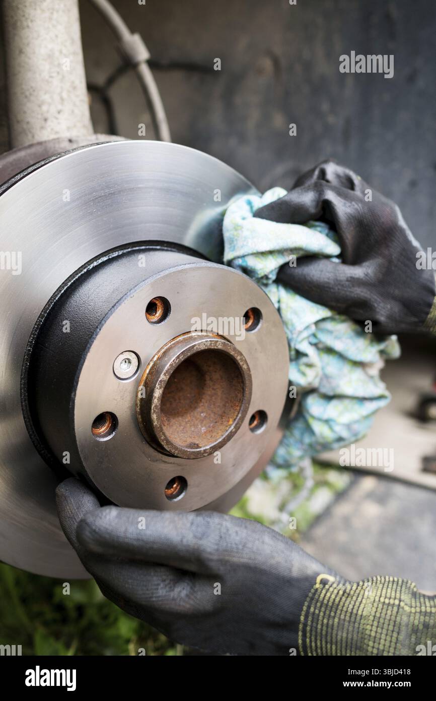 Reinigung des Scheibenbremssystems des Fahrzeugs Stockfoto