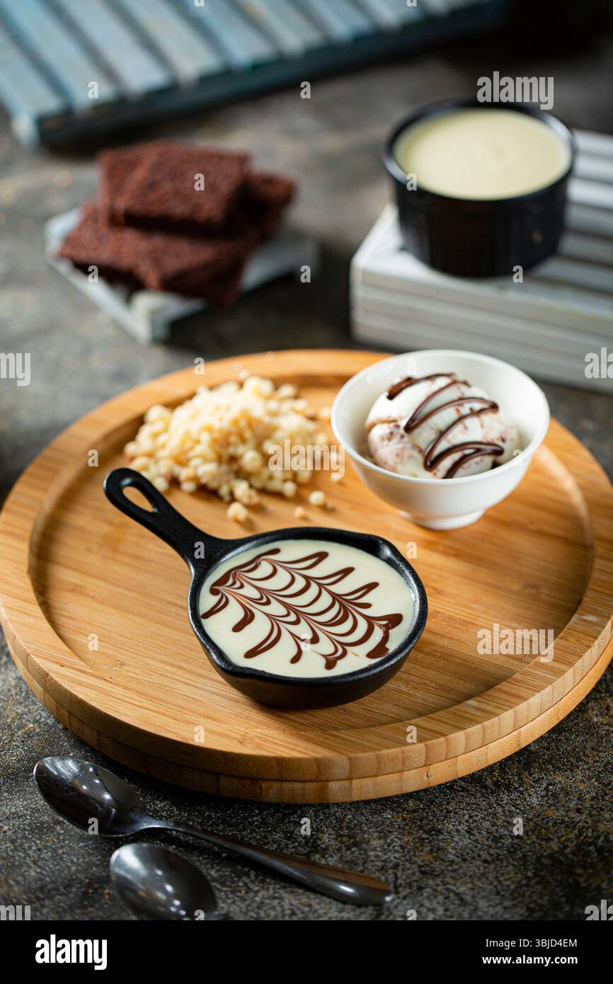 Brownies mit Kokos-Eis, westlichem Dessert. Stockfoto