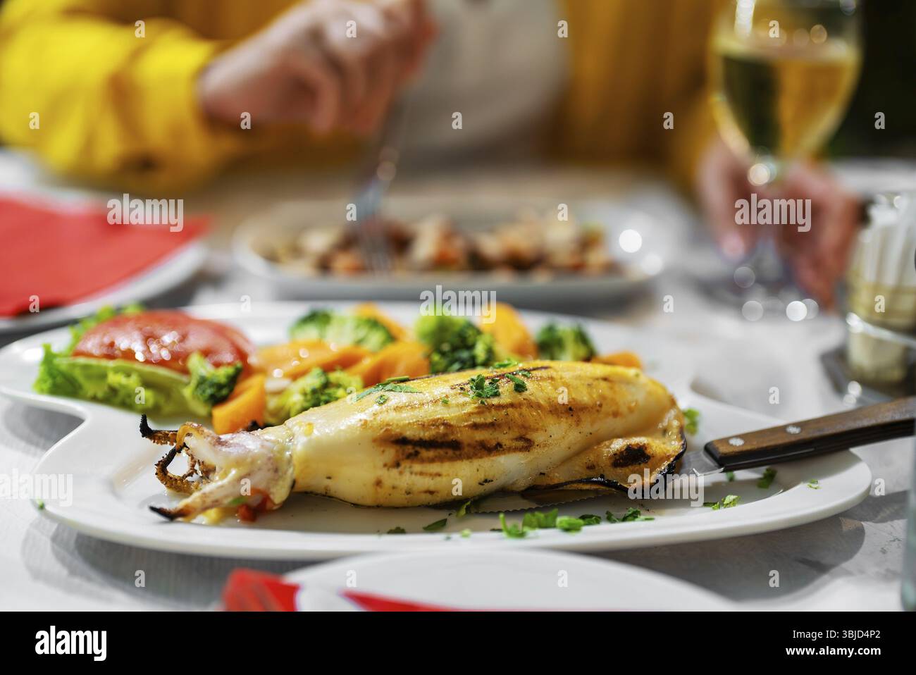 Tintenfisch, gefuellt mit Kaese und Gemuese Stockfoto