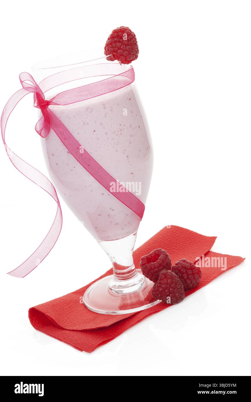 Köstlicher Himbeerfrucht-Shake mit frischen Himbeeren isoliert auf weißem Hintergrund. Frische Sommergetränke Stockfoto