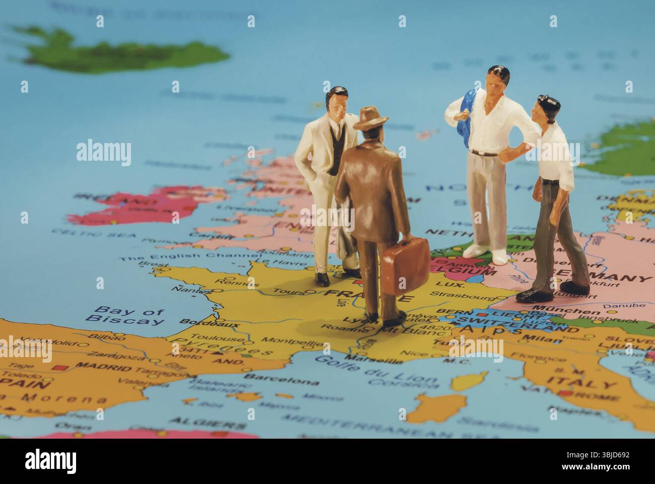Business People Meeting Konzept. Figuren von Männern auf der Landkarte Europas Stockfoto