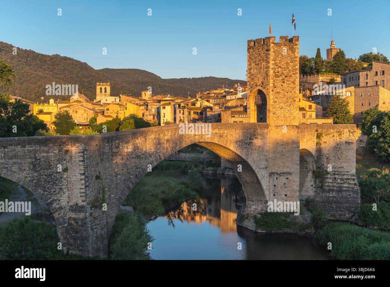 BEOBACHTEN SIE TOWER ALTE BRÜCKE FLUVIA FLUSS BESALU GIRONA KATALONIEN SPANIEN Stockfoto