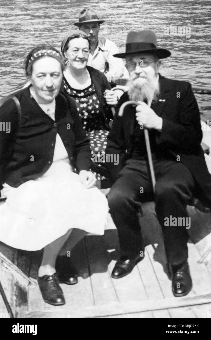 Corrie, Betsie und Casper Ten Boom aus Haarlem, Holland, die später Gefangene in Konzentrationslagern der Nazis werden sollten, um Juden zu verstecken, wurden hier 1939 auf einem Boot auf einer Reise in die Schweiz gezeigt. Stockfoto