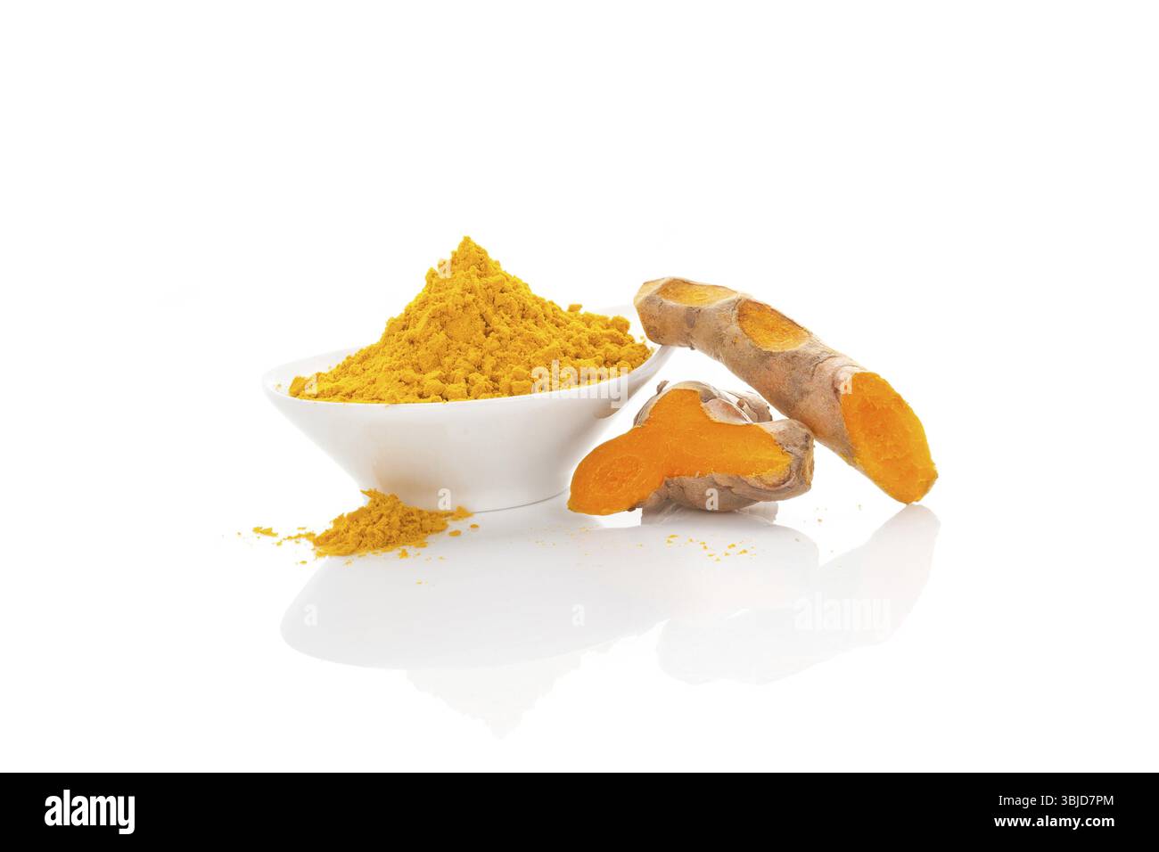 Kurkuma, ayurvedische Handelsmedizin. Trocken gemahlene Kurkuma und frische Wurzel isoliert auf weißem Hintergrund Stockfoto