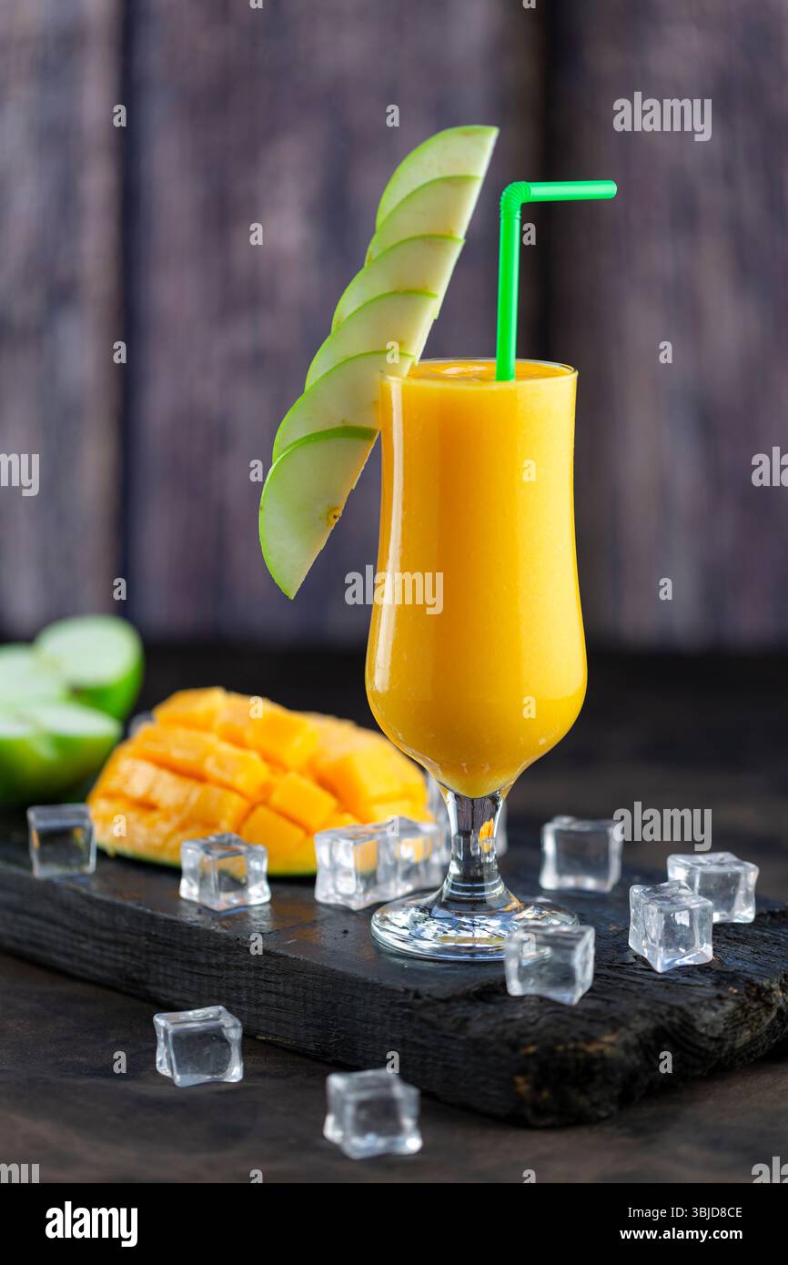 Eismangoblau, erfrischender Sommersaft. Stockfoto